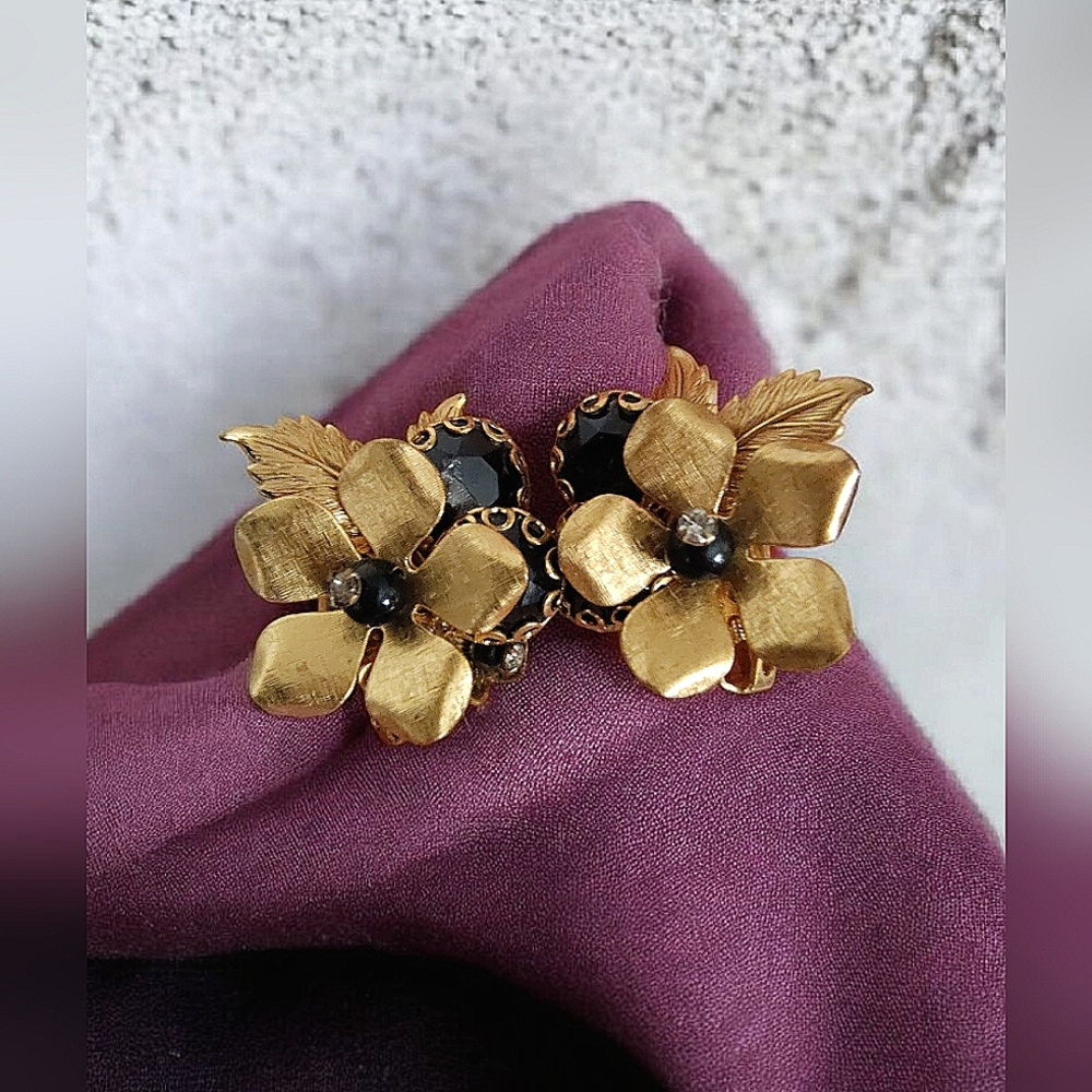Beautiful Vintage Gold Tone Cluster Flower & Beaded Clip On Earrings Unsigned